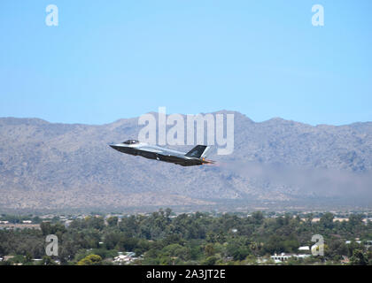 Eine F-35A Lightning II, zu der 61 Fighter Squadron zugeordnet, hebt ab 12.08.21, 2019, von Luke Air Force Base, Ariz Piloten Ausbildung in der 61 FS gehen durch einen neunmonatigen Flug Kurs mit einem wissenschaftlichen Teil, dass Achtsamkeit, Bewusstsein, Intensität Verordnung, Konzentration und Aufmerksamkeit, Selbst-sprechen, Zielsetzung, Selbstvertrauen, Motivation und Zusammenhalt des Teams Flugschülern für die geistigen Aspekte der Pilotierung vorzubereiten. (U.S. Air Force Foto von Airman Brooke Moeder) Stockfoto