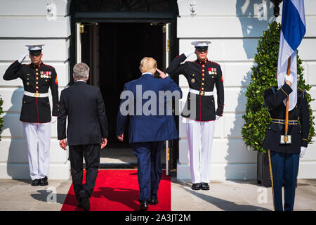 Präsident Donald J. Trumpf begrüßt ein US-Marine während eines bewaffneten Kräfte die volle Ehre Cordon zu Ehren des Präsidenten von Finnland, Sauli Niinistö, in Washington, D.C., Oktober 2, 2019 (U.S. Armee Foto von SPC. Zachery Perkins) Stockfoto