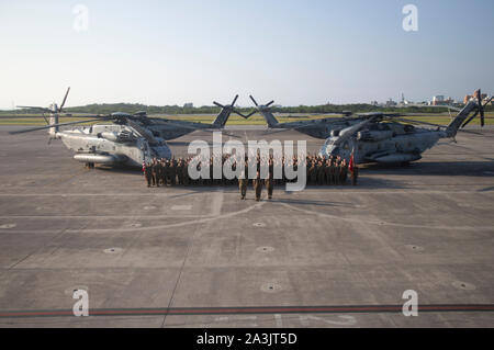 Marines von HMH-462 für ein Gruppenfoto auf der Marine Corps Air Station Futenma, Okinawa, Japan, Oktober 7, 2019 darstellen. (U.S. Marine Corps Foto von Lance Cpl. Madeline Jones) Stockfoto