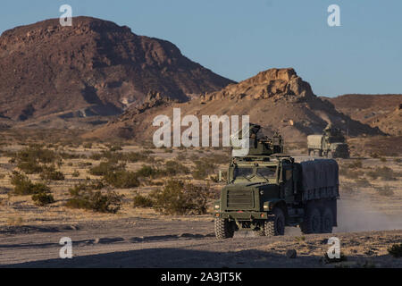 Us-Marines mit Combat Logistik Bataillons (CLB) 8 Drive ein Medium Tactical vehicle Ersetzung durch die elektrische Feuer und Manöver Übung während der integrierte Ausbildung Übung (ITX) 1-20 in der Marine Corps Air Ground Combat Center Twentynine Palms, Kalifornien, 4. Oktober 2019. CLB-8 mit 2. Marine Regiment während ITX integrierte direkte Unterstützung und taktischen Logistik über organische Funktionen des Regiments in den Bereichen Transport, Feldebene Wartung zur Verfügung zu stellen, und im allgemeinen Maschinenbau. (U.S. Marine Corps Foto von Cpl. Scott Jenkins) Stockfoto