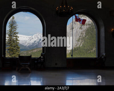 Blick aus dem Fenster des Fairmont Banff Springs Hotel, Banff, Alberta, Kanada Stockfoto