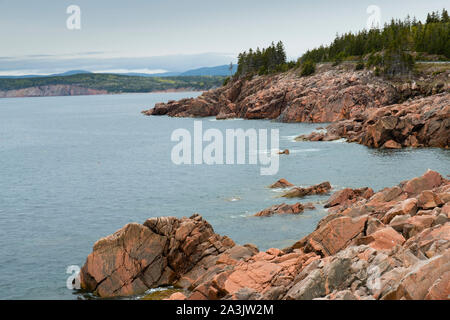 Felsvorsprung von Red Rocks in Green Cove, Cape Breton, Nova Scotia Stockfoto