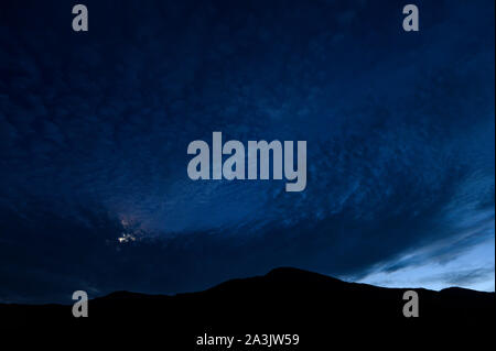 Mond durch Wolken über Mount Washington, New Hampshire glänzen. Stockfoto