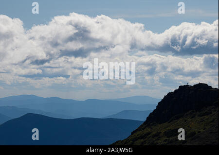 Einsamer Wanderer auf dem Gipfel des Mount Monroe in den White Mountains von NH. Stockfoto