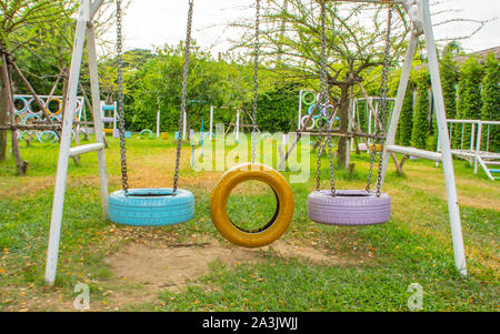 Swing Stühle aus alten Reifen für Kinder im Park gemacht. Stockfoto