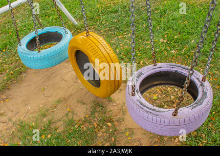 Swing Stühle aus alten Reifen für Kinder im Park gemacht. Stockfoto