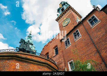 Krakau, Polen - 17. Juni 2019: Kathedrale auf dem Wawel und Denkmal am Schloss Wawel Stockfoto