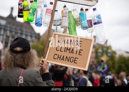 Einen Demonstranten hält eine hausgemachte Klimawandel Plakat auf die Westminster Bridge während der Demonstration. Aussterben Rebellion Demonstranten beenden ihren zweiten Tag vor Ihrer geplanten zwei Wochen in London fordert die Regierung auf, den Klimawandel zu handeln. Stockfoto