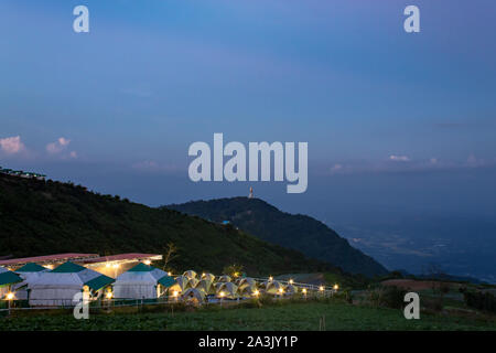 Zelt und Hintergrund Himmel und Bergblick am Abend. Stockfoto