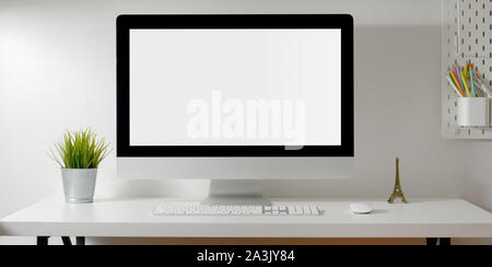 Loft Arbeitsbereich mit Mock up Desktop Computer mit Baum Topf und Dekorationen auf weißem Schreibtisch mit Kopie Raum Stockfoto