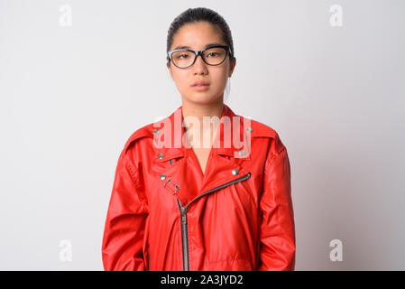 Portrait von jungen asiatischen rebellische Frau mit Brille Stockfoto