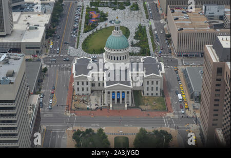 Sommer in Missouri: Mit Blick auf die Altstadt St. Louis County Courthouse und Kiener Plaza Park Stockfoto