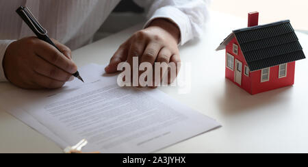 Immobilie Immobilien Konzept: Kunden unterzeichnen Vertrag über Startseite Darlehensvertrag für neue Haus Stockfoto