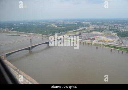 Sommer in Missouri: Mit Blick Auf Den Mississippi River, Eads Bridge und Martin Luther King Brücke in St. Louis Stockfoto