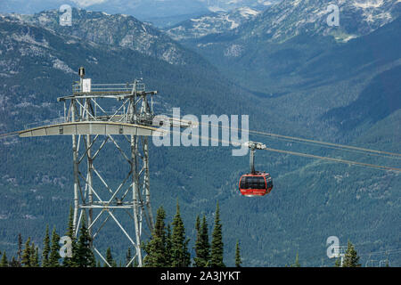 WHISTLER, Kanada - 25. AUGUST 2019: Whistler Blackcomb roten Peak 2 Peak Gondola. Stockfoto