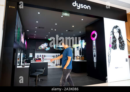 Shenzhen, Guangdong, China. 5. Okt, 2019. Fußgängerzone vorbei an einer britischen Technologieunternehmen Dyson store in Shenzhen. Credit: Alex Tai/SOPA Images/ZUMA Draht/Alamy leben Nachrichten Stockfoto