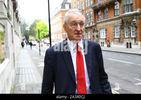 Hilary Benn MP auf den Straßen von Westminster am 8. Oktober 2019. Die Ben handeln. Stop No Deal Brexit handeln. Mitglied des Parlaments für Leeds Central. Hilary James Wedgwood Benn. Stockfoto