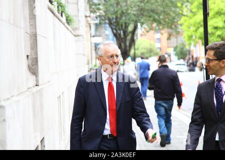 Hilary Benn MP auf den Straßen von Westminster am 8. Oktober 2019. Die Ben handeln. Stop No Deal Brexit handeln. Mitglied des Parlaments für Leeds Central. Hilary James Wedgwood Benn. Stockfoto