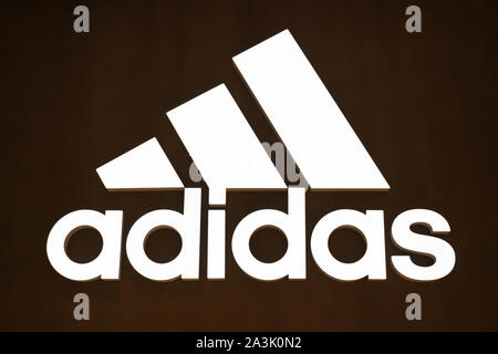 Deutsche multinationale Sportswear corporation Adidas Logo in Shenzhen gesehen. Stockfoto