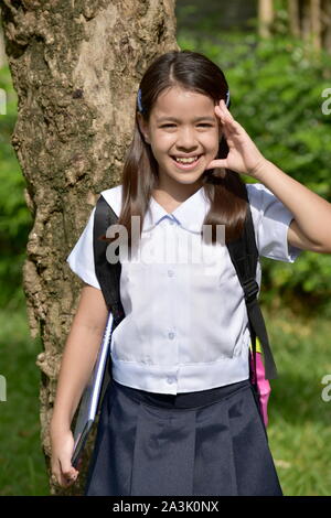 Nachdenkliche junge asiatische Frau Schüler tragen Schuluniform Stockfoto