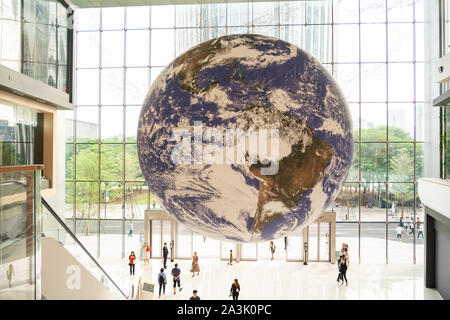 Gaia an der MixC Welt Shenzhen Bay gesehen. Gaia ist ein Touring Artwork von britischen Künstler Luke Jerram. 7 Meter im Durchmesser, Gaia verfügt über 120 dpi detaillierte NASA-Bild von der Oberfläche der Erde. Stockfoto