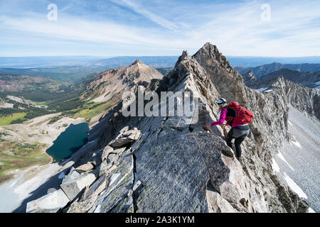 Bergsteigen am Knife Edge Ridge des Capitol Peak Mountain, Colorado, USA Stockfoto