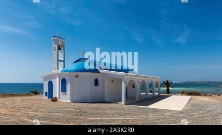 Weiße und blaue Kapelle auf einem Strand im Mittelmeer in der Nähe von Ayia Napa, Zypern. Stockfoto