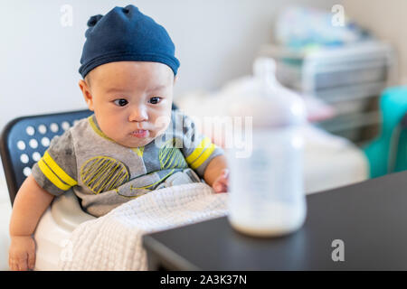 Cute Baby Boy das Trinken aus der Flasche. Kind ist 4 Monate alt Stockfoto