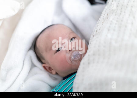 Adorable Baby Boy liegend auf Bett mit Schnuller. Kind ist 4 Monate alt Stockfoto