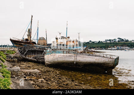 Alten, verlassenen Schiffswracks in der alten Boot Friedhof Cimetiere de Bateaux.at Le Sillon ein bewölkter Tag des Sommers Stockfoto