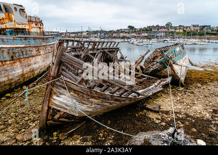 Alten, verlassenen Schiffswracks in der alten Boot Friedhof Cimetiere de Bateaux.at Le Sillon ein bewölkter Tag des Sommers Stockfoto