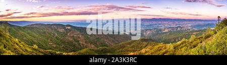 Panoramablick in Richtung San Jose und San Francisco Bucht bei Sonnenuntergang, Hügel und Täler in den Santa Cruz Mountains im Vordergrund; Diablo Reihe v Stockfoto