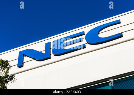 Aug 17, 2019 Santa Clara/CA/USA - NEC Logo an ihrem Hauptsitz im Silicon Valley; NEC Corporation ist ein japanisches multinationales Informationen techno Stockfoto