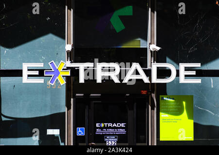 Feb 21, 2019 San Francisco/CA/USA - E*Trade Logo in der Innenstadt Büro; E-Trade Financial Corporation (stilisiert als E*TRADE) bietet eine elektronisch Stockfoto