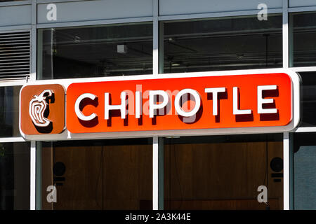 Sep 21, 2019 San Francisco/CA/USA - Nahaufnahme von Chipotle Zeichen bei einer Ihrer Restaurant Lage im SOMA District; Chipotle Mexican Grill Inc. Stockfoto