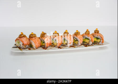 Geräucherter Lachs, Avocado, Kani, tamago, Gurke Gurke Sushi Roll mit Frischkäse auf weißen Teller gefüllt Stockfoto