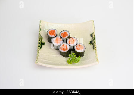 Lachs Maki Sushi Roll Algen mit japanischen Reis auf Keramikplatte Stockfoto