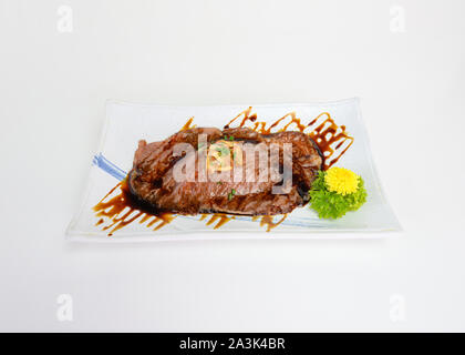 Saga Wagyu Beef Slice mit Teriyaki Sauce auf Keramikplatte Stockfoto
