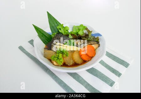 Kopf Lachs kabutoni mit Sojasoße und Gemüse in weiße Schüssel Stockfoto