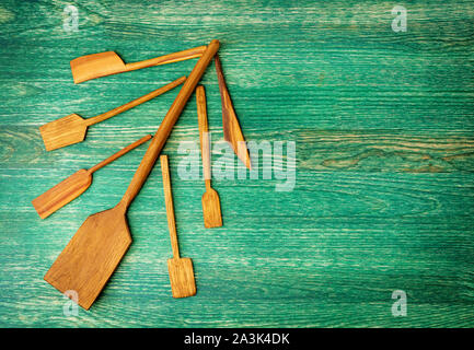 Weihnachtsbaum aus Holz- Küche Tools auf grünen Holz- Hintergrund mit kopieren. Flach Hintergrund Stockfoto