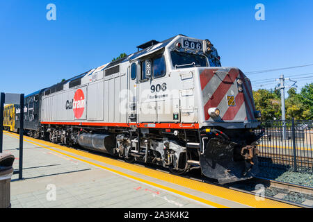 Sep 20, 2019 Mountain View/CA/USA - Caltrain diesel-elektrischen Lokomotive; Caltrain ist ein lokales Railway Transport Service verbinden San Francis Stockfoto