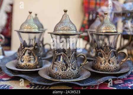 Armudu - typische Aserbaidschanischen pear-shaped Teegläser mit Dekorationen auf einem metallauflagefach Antike Teekanne. Stockfoto