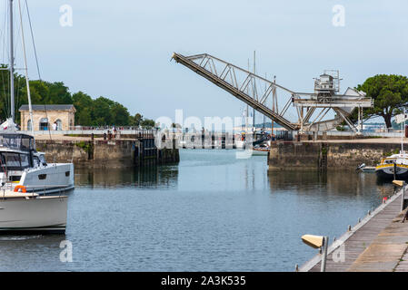 Kippen Brücke am Eingang zum Ansehen port inLa Rochelle Stockfoto