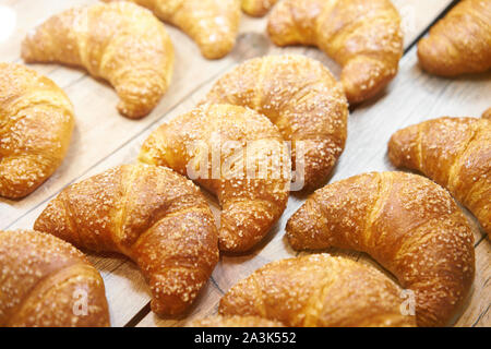 Frisch gebackene Croissants Gebäck auf Verkauf im Cafe. Lecker Bäckerei Produkt für Kaffeepause kaufen. Süßes Dessert essen. Stockfoto