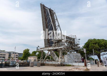 Kippen Brücke am Eingang zum Ansehen port inLa Rochelle Stockfoto