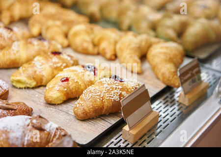 Frisch gebackene Croissants Gebäck auf Verkauf im Cafe. Lecker Bäckerei Produkt für Kaffeepause kaufen. Süßes Dessert essen. Stockfoto