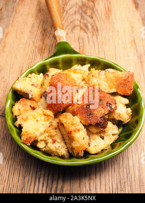 Lecker organische Kaiserschmarrn in einem keramischen Schüssel, traditionelle österreichische Dessert ohne ungesunde Puderzucker, essen Konzept Stockfoto