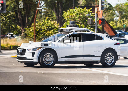 Sep 26, 2019 Mountain View/CA/USA - Waymo (eine Tochtergesellschaft von Alphabet) selbst fahrenden Auto die Durchführung von Tests auf einer Straße in der Nähe der Büros von Google, mit einem Stockfoto