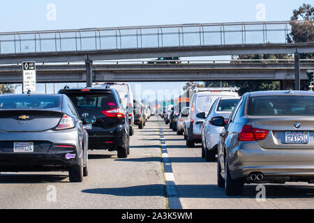 Sep 26, 2019 Mountain View/CA/USA - Heavy Traffic auf einer der Autobahnen Kreuzung Silicon Valley, San Francisco Bay Area; Stockfoto