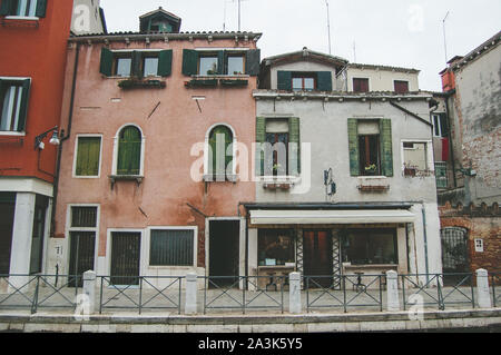 Fassade des alten venezianischen Gebäude entlang des Canal Grande. Architektur und Sehenswürdigkeiten von Venedig. Italien, Europa. Stockfoto